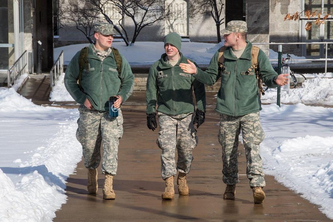 三个后备军官训练队的学员走在院子里