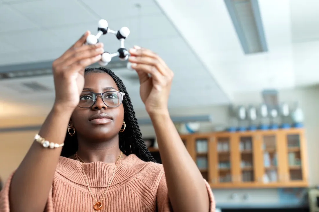 2022届毕业生，内萨娜·默里正在研究一个原子模型.