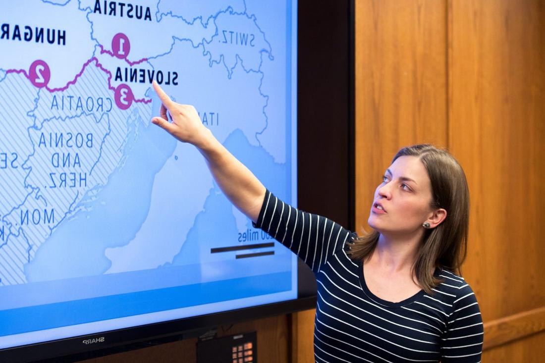 在一次演讲中，一名社会科学专业的学生指着欧洲地图上的斯洛文尼亚