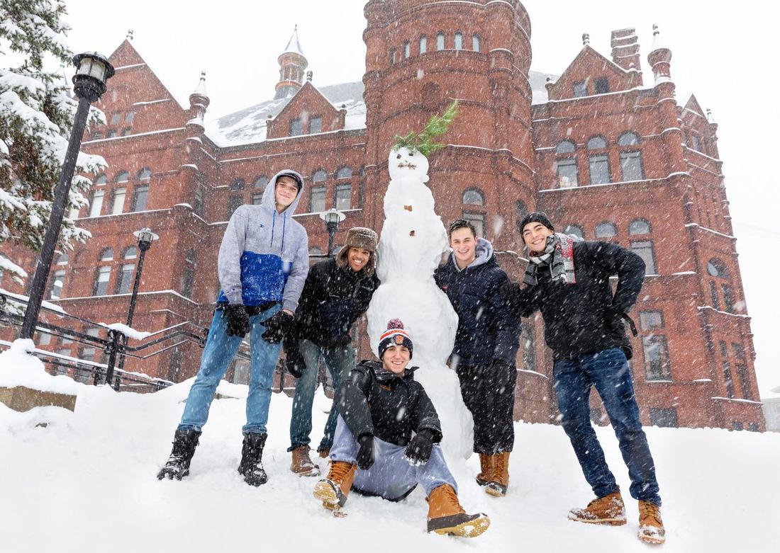 一群学生在校园里堆雪人.