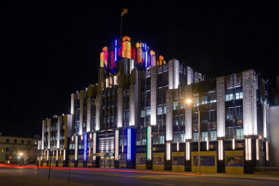 锡拉丘兹著名的装饰艺术尼亚加拉莫霍克大厦，夜晚的灯光亮起橙色